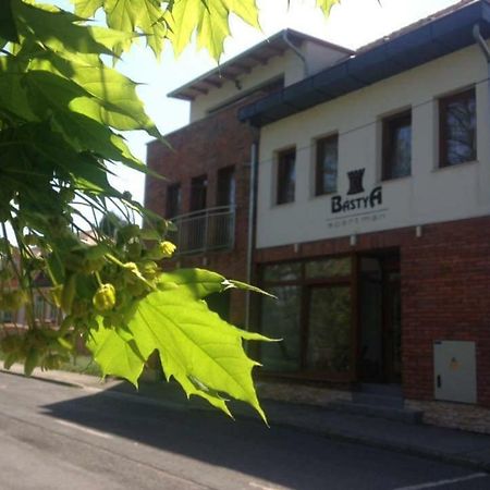 Bástya Apartmanház Sarvar Exterior foto