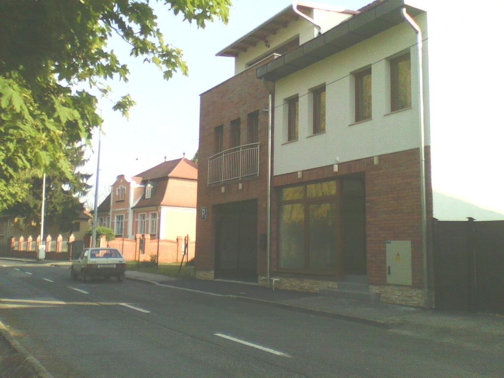 Bástya Apartmanház Sarvar Exterior foto