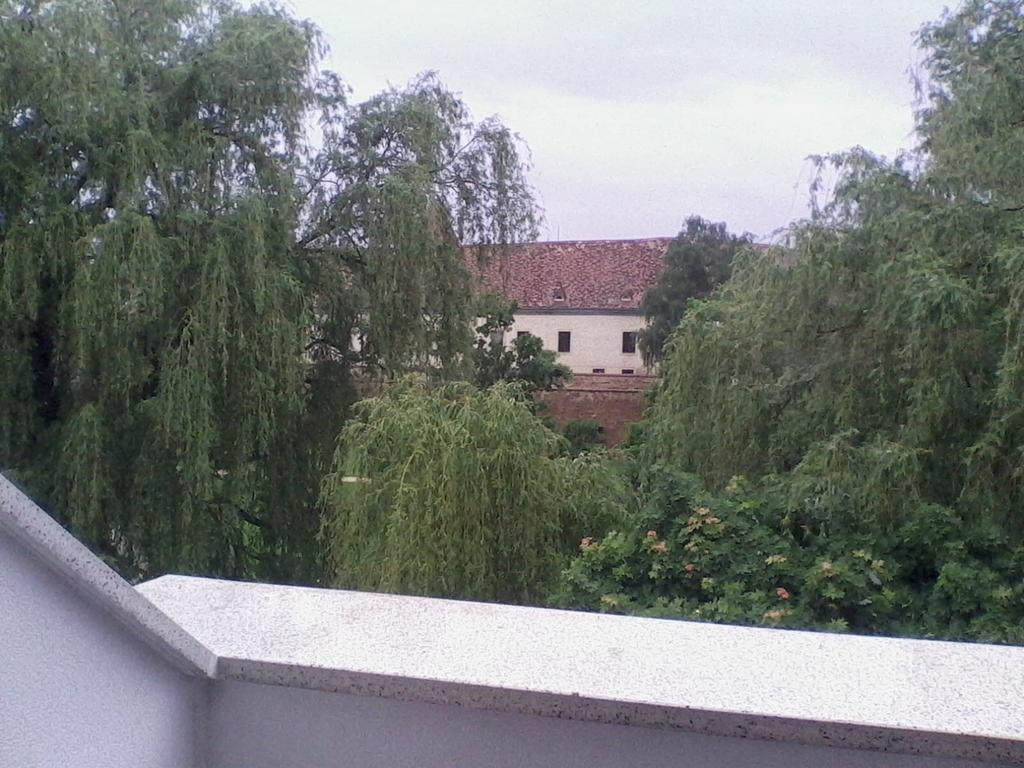 Bástya Apartmanház Sarvar Exterior foto