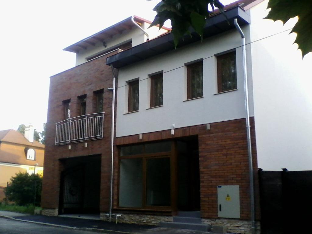 Bástya Apartmanház Sarvar Exterior foto