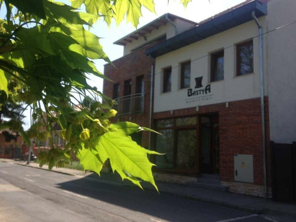 Bástya Apartmanház Sarvar Exterior foto